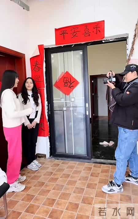 呆呆回合川老家写春联，晾在阳台全被风刮跑了，一万份根本写不完