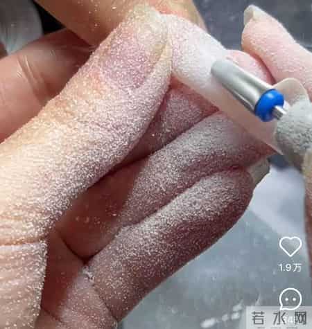 不建议你一过年就爱美甲的原因是:可能会影响补牙!