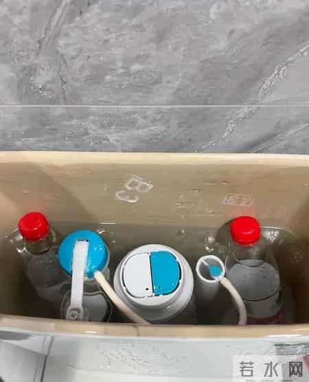 为什么不能“倒水冲马桶”？很多人不懂，多亏维修师傅提醒：以为节约，实则隐患大！