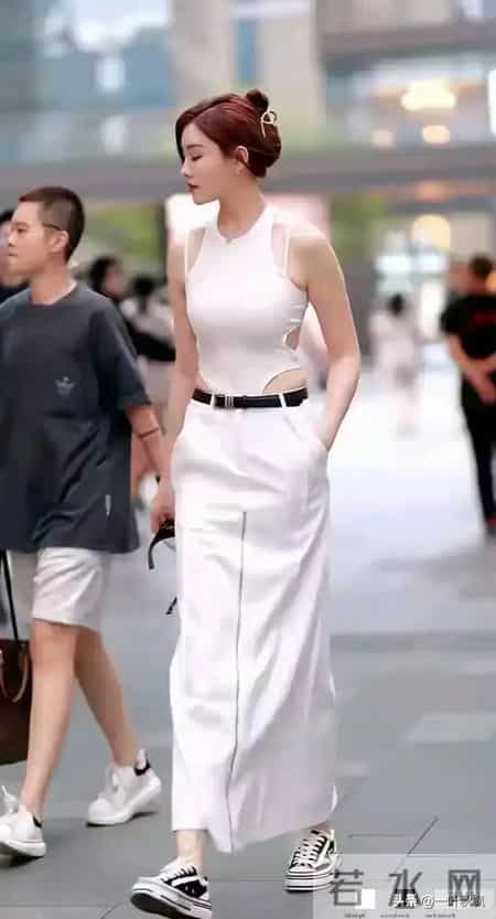 这女生身材如此高大，还能这么匀称，太少见了，身材比例堪称完美