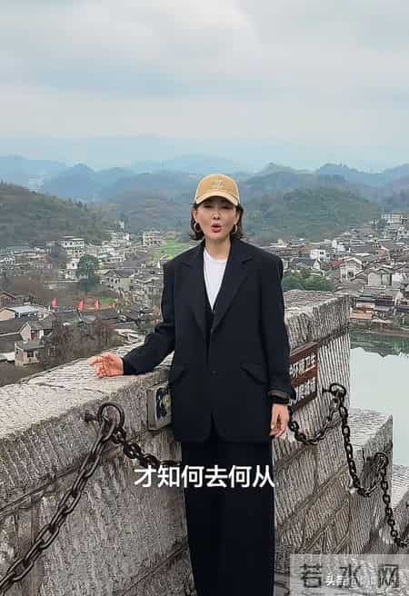 53岁牛莉户外穿搭：棒球帽+黑西装+阔腿裤，时髦又高级，品味真好