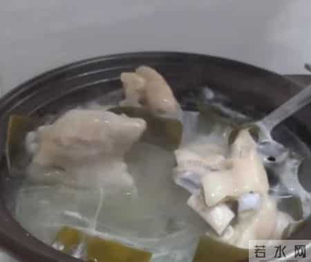 重庆一女子买海带炖猪脚,结果煮到一半时被吓到,怎么有这么多的粘液,这锅汤还能喝吗?网友:可能是买的猪脚里注入了胶