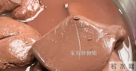 市场上的“假猪血”，是用什么做出来的？怎么才能一眼辨出真假？