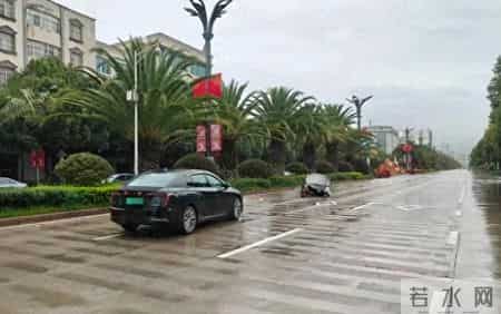 两辆电单车相撞 不戴头盔的马某某不幸身亡