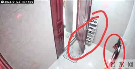 魔法对攻！湖南邻居楼道放鞋架屡劝不改，女子挂婆婆遗照反击！绝