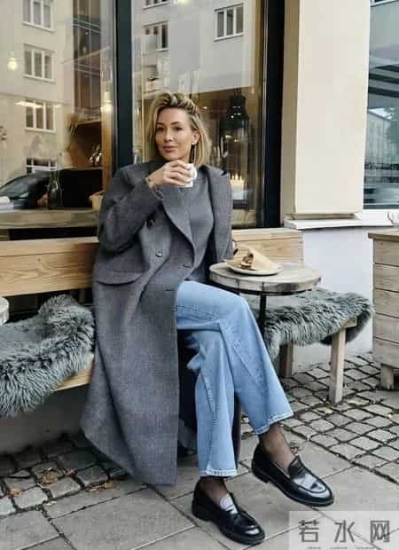 “深灰色大衣+阔腿裤”秋冬最经典搭配，干练随性有气质，太爱了