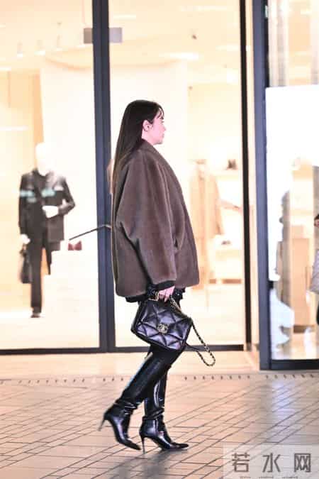 8厘米的黑色尖头细跟长靴,搭配黑色紧身裤,深灰色貂皮外套