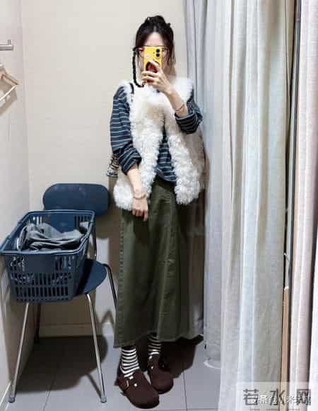 Muji这件“海盐巧克力”T恤，搭皮草马甲直接封神