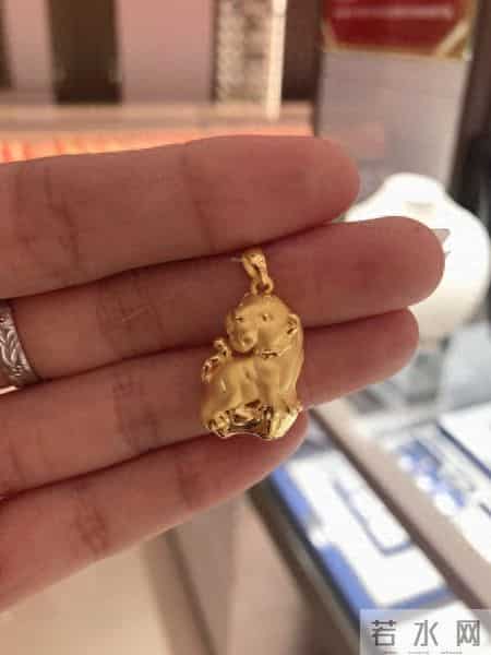 黄金价格一夜冲破5100美元，周大福金饰克价逼近1600元