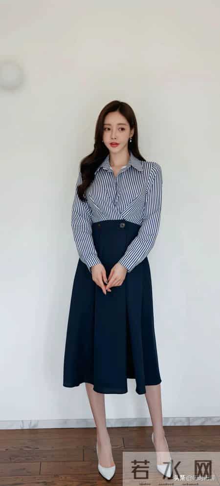 蓝白条纹衬衫搭配高腰A字纽扣半身裙，优雅复古。