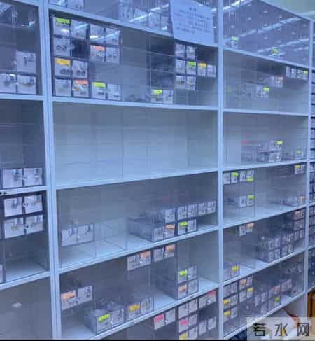 银价大涨银饰品俏销，浙江诸暨一珠宝城部分货架被清空，有商家加班改价格