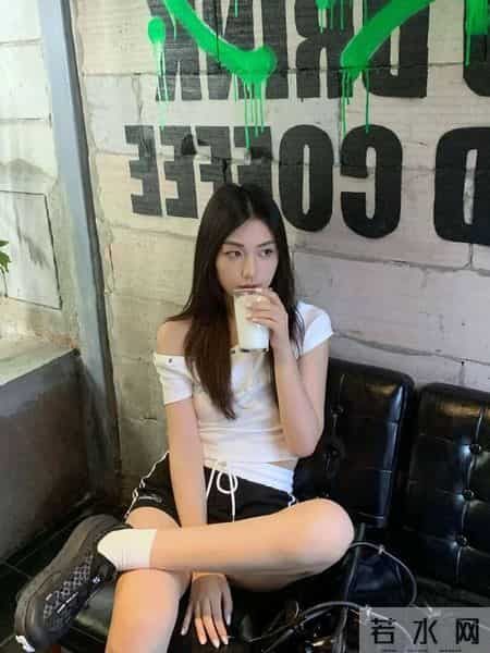 今年秋冬露肩衫＋运动裤＋厚底鞋，甜酷又随性，这样穿太绝了！