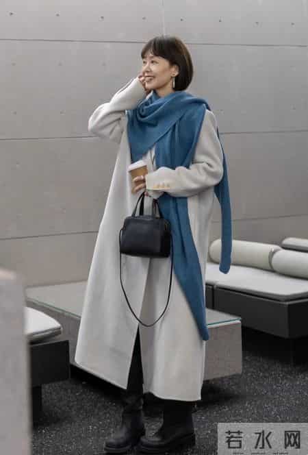 这个阿姨太会打扮：发剪短，衣穿简，58岁又美、又自然，值得借鉴