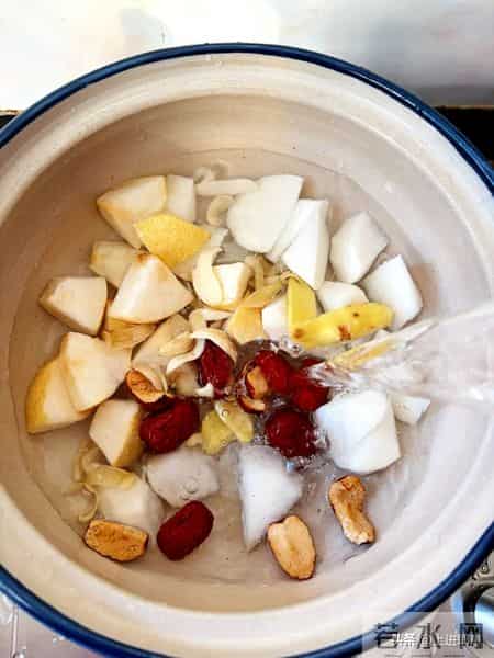 对肺非常好的一碗汤，冬天干燥不妨多给孩子喝，滋阴润肺