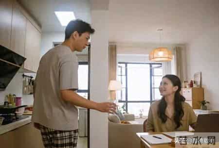 男同事找我同居，我答应了，直到我接连升职后才发现他身份不简单