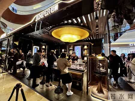 “贴脸”老铺黄金，君佩在广州太古汇开店，有西安游客消费20万，还有人通宵工作后来排队买金