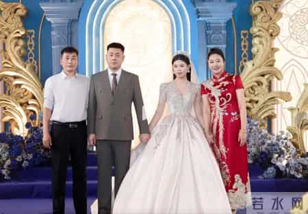 新郎晒44张婚纱照，仅有6张新娘正脸，其余大半是母亲，女方回应