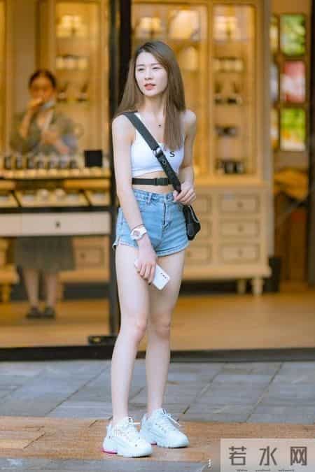 白色小背心搭配牛仔短裤,成熟性感却又充满青春活力