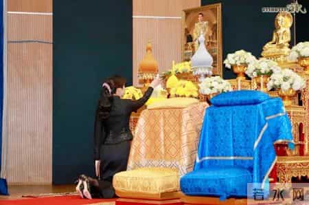 泰国贵妃换新发型，扎着马尾辫尽显活力感，还戴粉色簪花把人嫩到