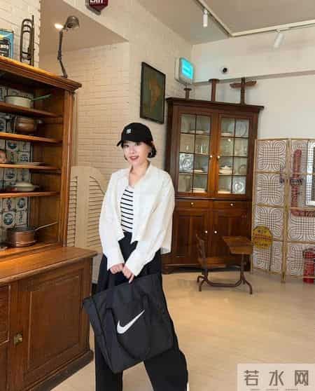 年纪越大越要打扮!看这位53岁姐姐穿衣温柔时髦,减龄10岁都不止