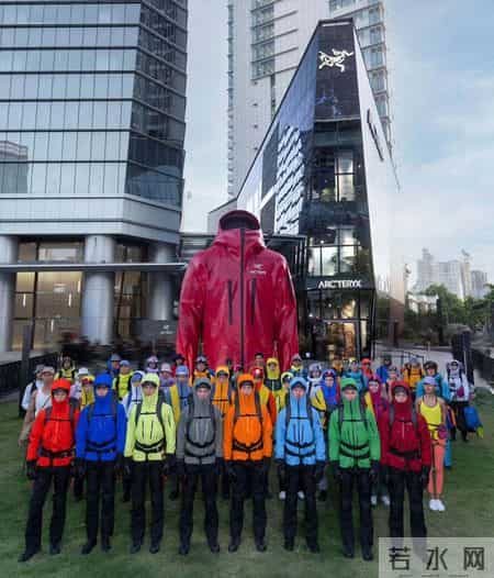 上了年纪的男人，少穿耐克、骆驼，换成这4个中产品牌更时髦