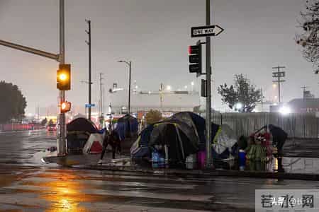 牢A爆火黑话全解！每个词都撕开了美国社会的伤疤！
