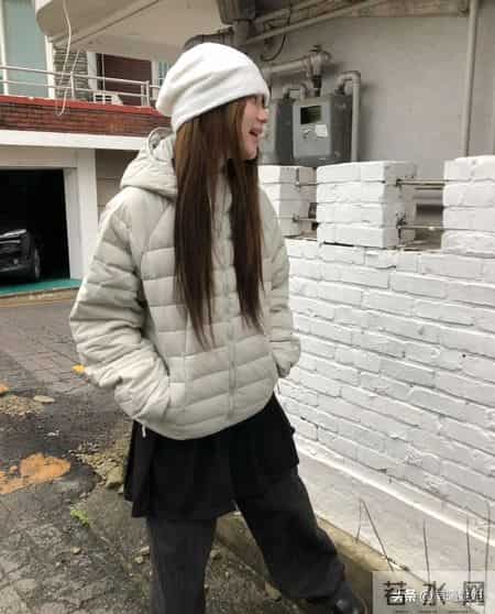 面包服、大衣都不时兴了，今年满街都在穿“排骨羽绒服”，特显瘦