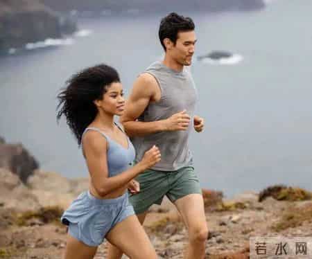 上了年纪的男人，少穿耐克、骆驼，换成这4个中产品牌更时髦