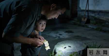 70年代,一个哑巴乞丐在我家门口住了3年,我爸妈天天给他送饭,他临走时指着一块不起眼的石头说:30年后,这东西能救你们一命