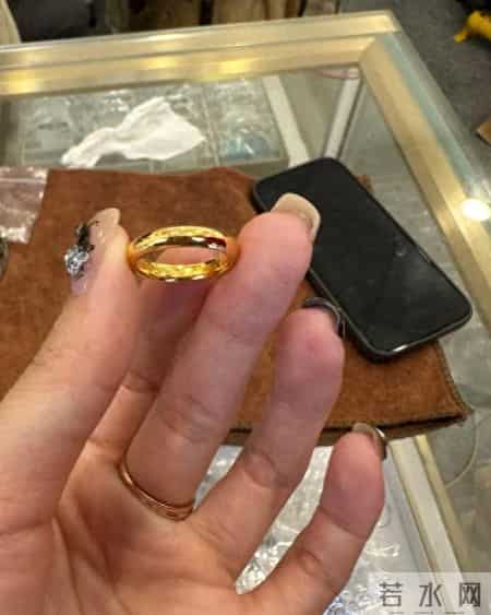 为什么聪明人都选择厚重的金戒指？原因很现实