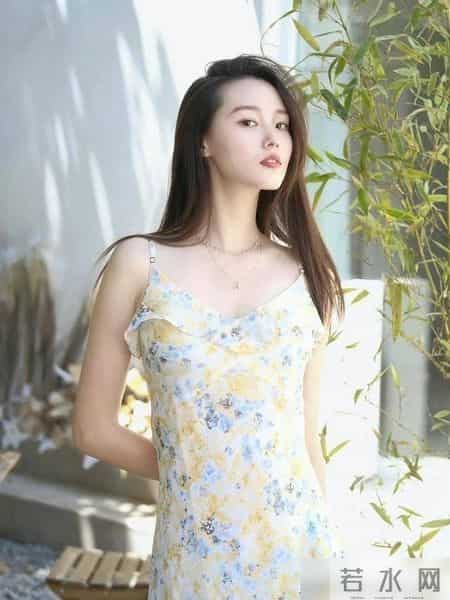 吊带连衣裙这样穿，高级感满满，让你尽显清新淡雅的时尚风采