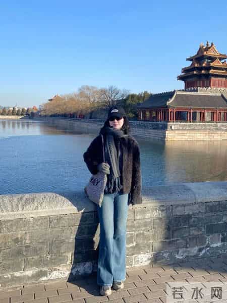 黑色毛绒外套+直筒牛仔裤，秋冬这样搭，复古又松弛~