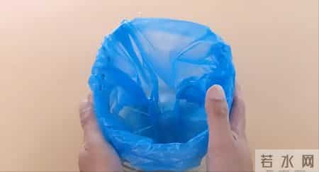 大油桶别扔了，剪一刀放在卫生间，全家人都要抢着用，太棒了！