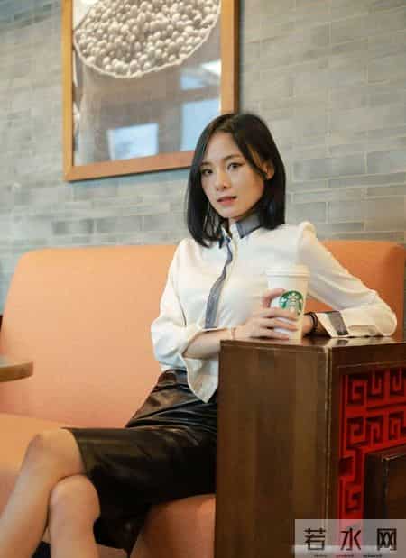 黑色的皮质半身裙上搭一件米白色的衬衫大方优雅且时尚迷人