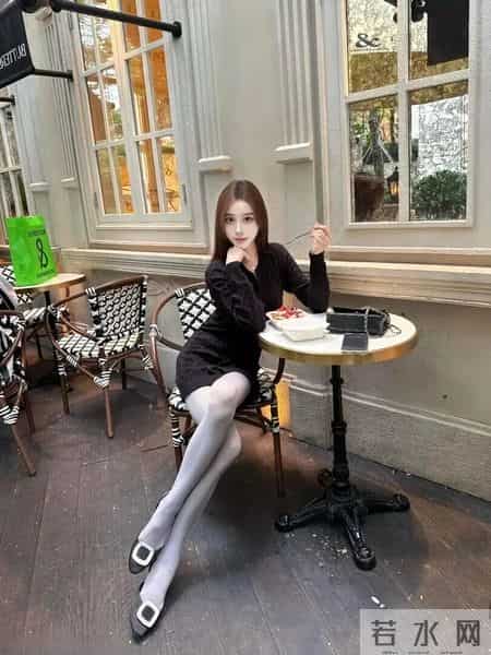 秋冬甜酷风穿搭指南：一条小黑裙的七十二变