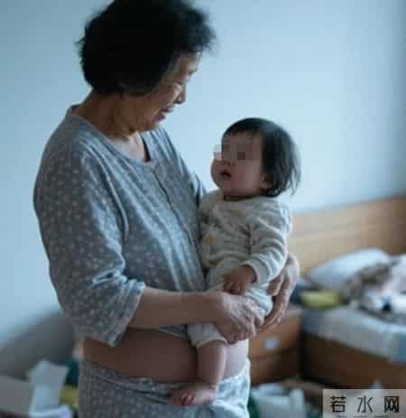 63岁母亲帮女儿带娃，5个月后腹部隆起，女儿看完监控后崩溃