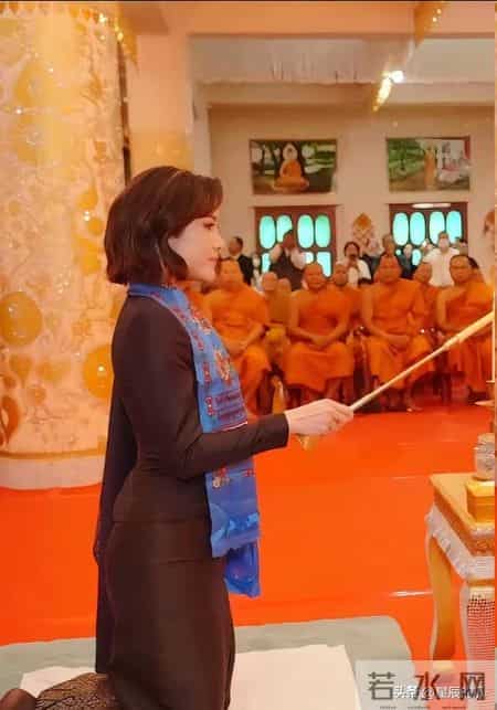 贵妃最后1站！印度小学做功德，戴爱马仕上万披肩 心情沉重不开心