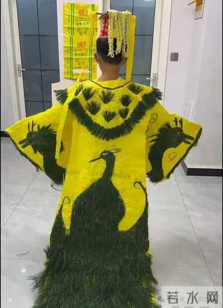 河南一宝妈，因“用银杏叶给儿子做龙袍”火了，网友：卷到马年了