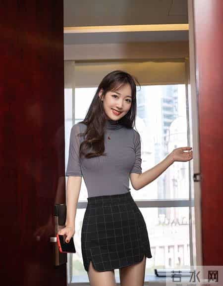 深灰色高领打底衫搭配一条格子短裙展现出一种与生俱来的优雅气质