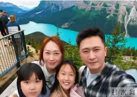 主持人杨帆一家在加拿大旅行，俩女儿一个像爸一个像妈，好幸福