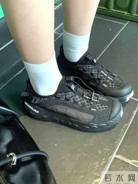 今年秋冬露肩衫＋运动裤＋厚底鞋，甜酷又随性，这样穿太绝了！