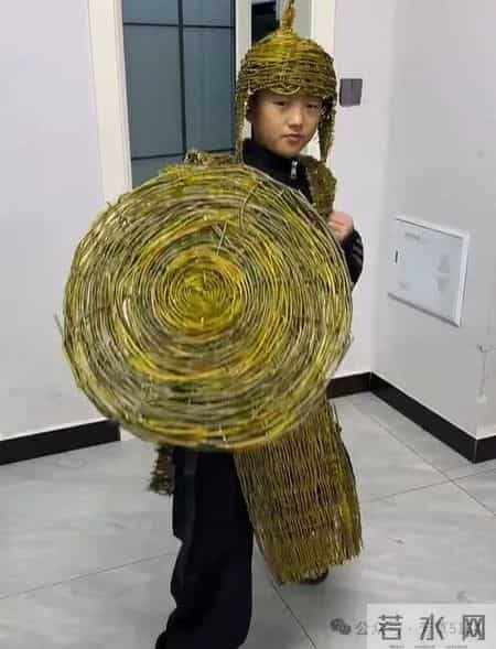 河南一宝妈，因“用银杏叶给儿子做龙袍”火了，网友：卷到马年了