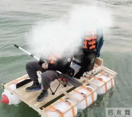 中年男子“手搓”小船载10岁儿子游太湖，怎料刚开出没多久“小船”就断电，二人被困湖心