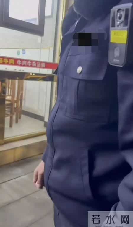 餐馆宣称“免费续面”，游客续两次遭加价还被指白嫖，民警到场调解时竟质问“3块钱你都不愿意出吗，还不够我油钱的”