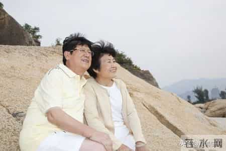 两性关系：活到80岁的夫妻，都坚持这六个睡眠习惯，第四条最关键