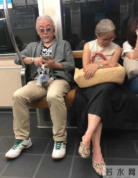 男人老了：可以不穿花衬衫、卫衣，但这3件“上衣”不能少！