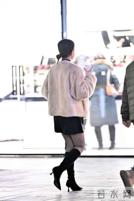 5厘米的黑色尖头细跟长靴，超薄黑色丝袜，黑色皮短裤