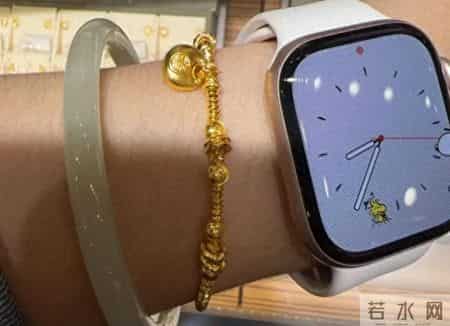 看到这条金链子后，突然就不想换手机了