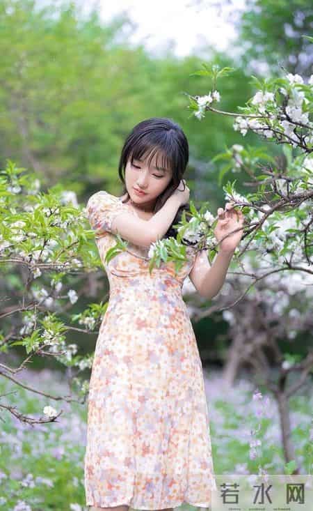 夏天正在悄悄度过，衣柜里怎么少得了一件碎花连衣裙呢！