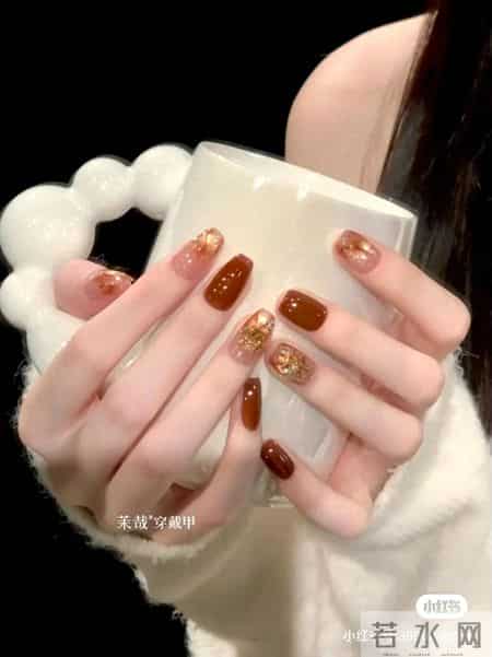 红豆沙焦糖色混搭美甲